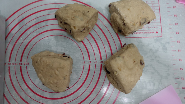 蔓越莓核桃软欧包,分割成四份;