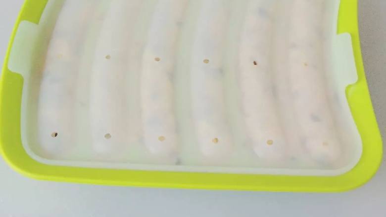宝宝辅食之“鲜虾豆腐肠”,⑩盖好盖子,滚水上过蒸20分钟,用筷子轻轻戳软软的基本上就可以关火啦。关火以后稍微再让它焖5分钟。