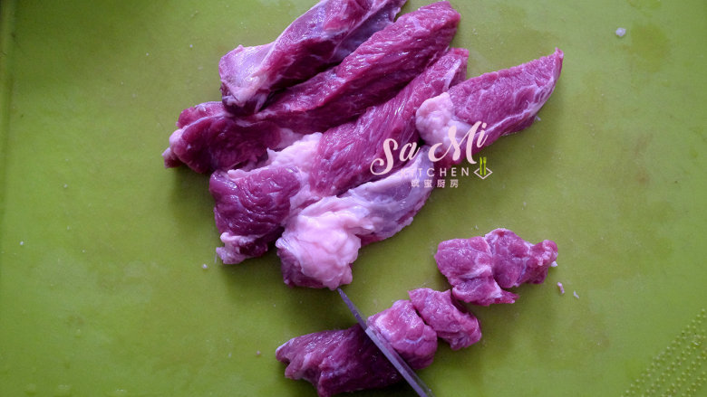 秘制咖喱土豆牛肉,牛肉洗净后,如图切成块状