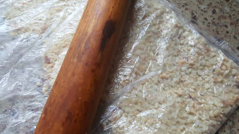 中式点心~白酥皮玫瑰鲜花饼(素油版),1.花生烤熟,用擀面杖压成<a style='color:red;display:inline-block;' href='/shicai/ 11221'>花生碎</a>。