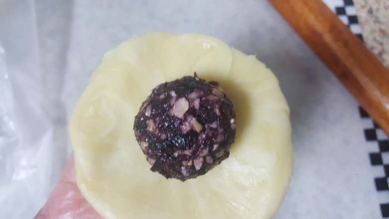 中式点心~白酥皮玫瑰鲜花饼(素油版),18.取玫瑰馅料,放在饼皮上包好。