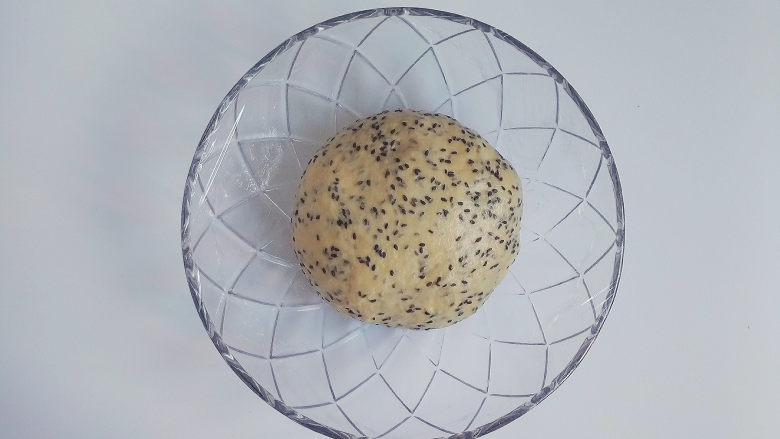 全麦芝麻餐包,把面团拿出来,光滑面朝上(开始一发)