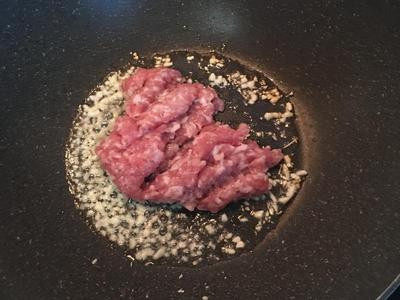 剁椒燒豆腐,放入絞肉,並加鹽和<a style='color:red;display:inline-block;' href='/shicai/ 134340'><a style='color:red;display:inline-block;' href='/shicai/ 134340'>黑胡椒粉</a></a>一起拌炒。
