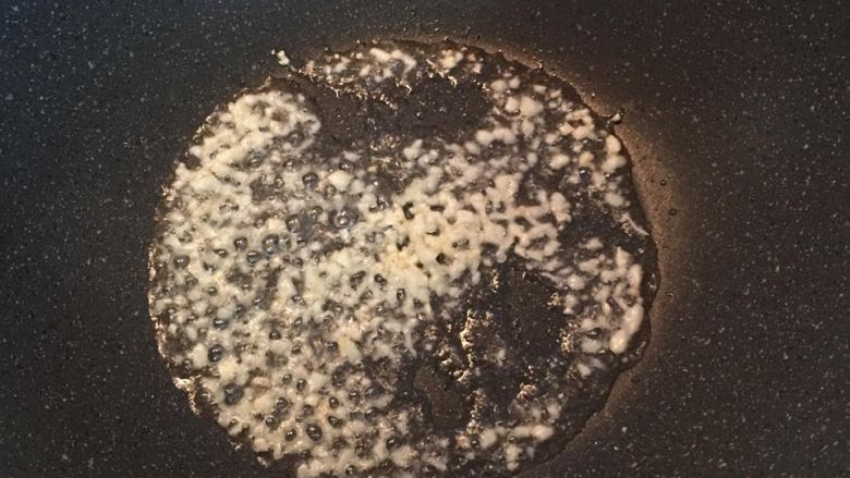 剁椒燒豆腐,炒鍋中放少許油,炒香蒜末後,