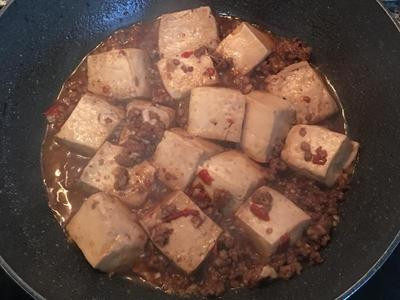 剁椒燒豆腐,開蓋轉大火,略微收汁後,即可起鍋,
