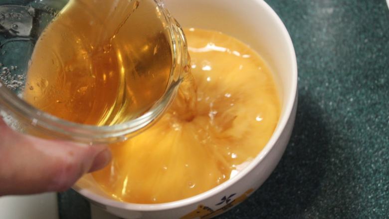 日式茶碗蒸,将高汤倒入蛋液中。比率大约1颗蛋:150CC高汤。