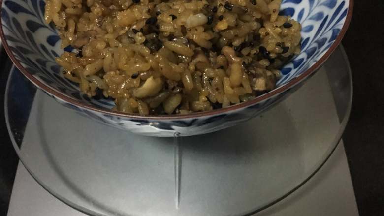 香香的杂粮核桃饭团,手要彻底洗净,擦干。称出100克饭。
