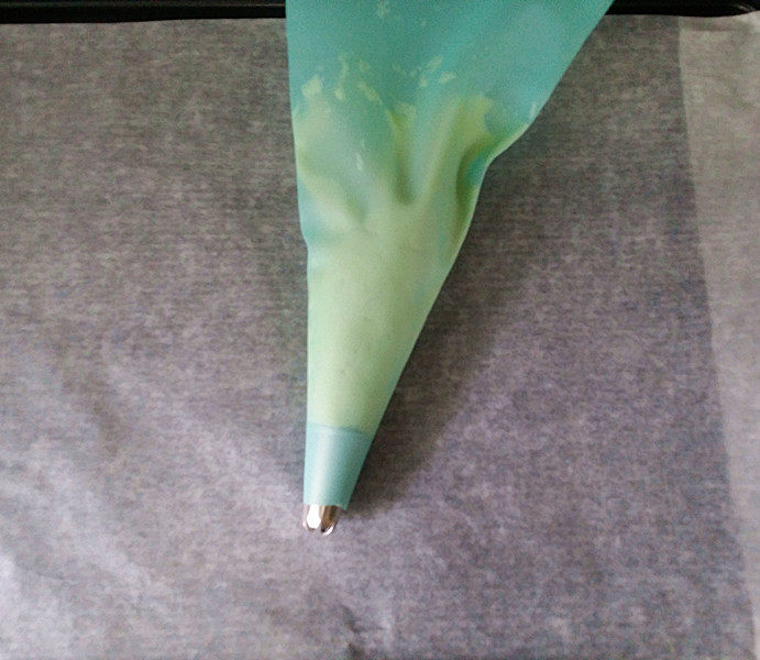#网红甜品#网红三色曲奇,先将原色面糊装入裱花袋,接着再装抹茶和可可面糊、裱花嘴为普通8齿花嘴
