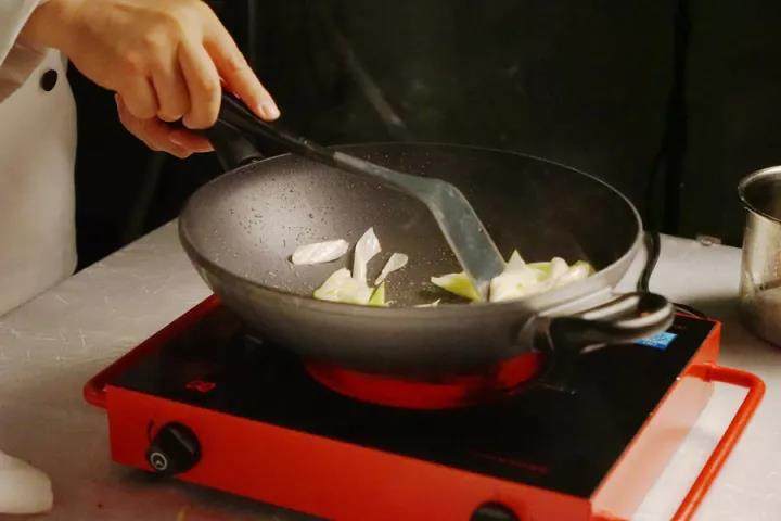 葱爆羊肉,中火用<a style='color:red;display:inline-block;' href='/shicai/ 700'>花椒</a>炼油，大火爆炒羊肉至断生，盛出备用。