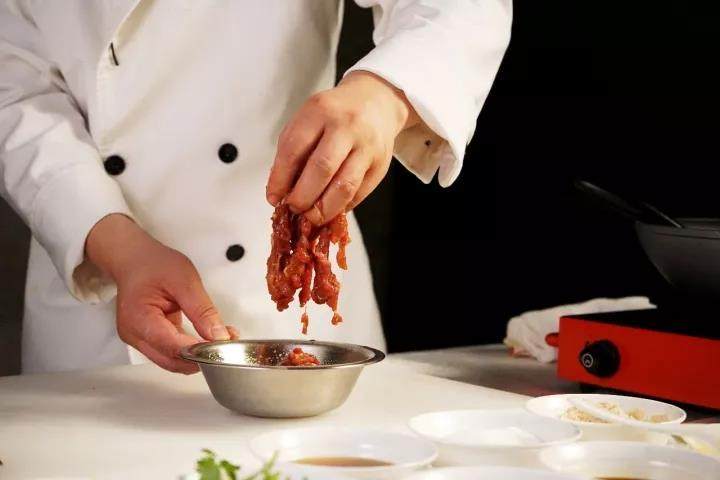 葱爆羊肉,<a style='color:red;display:inline-block;' href='/shicai/ 329'>羊肉</a>洗净切成薄片，然后放入盐、<a style='color:red;display:inline-block;' href='/shicai/ 788'>生抽</a>、<a style='color:red;display:inline-block;' href='/shicai/ 692'>酱油</a>、盐等进行腌制，<a style='color:red;display:inline-block;' href='/shicai/ 3250'>葱</a>切段。