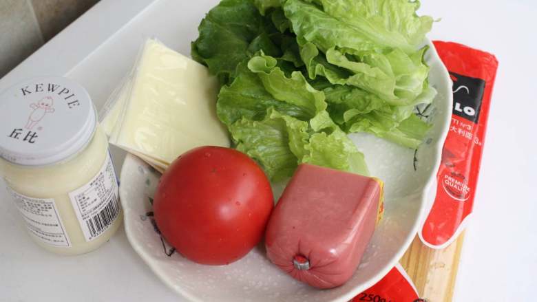 意面汉堡,首先准备好食材。<a style='color:red;display:inline-block;' href='/shicai/ 121'>生菜</a>洗净控水，<a style='color:red;display:inline-block;' href='/shicai/ 3551'>西红柿</a>切片，<a style='color:red;display:inline-block;' href='/shicai/ 438'>火腿</a>切片，备用。