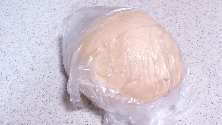 萌宠【龙猫挤挤小面包】,把揉好的面团放入干净的保鲜袋里,前端封口系紧;放入冰箱里,发酵过夜就可以了,10小时左右