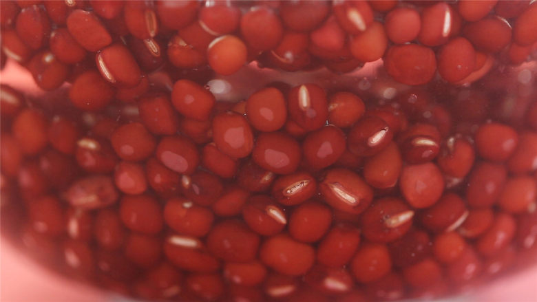 红豆芋艿汤,<a style='color:red;display:inline-block;' href='/shicai/ 3607'>红豆</a>浸泡8小时，妈妈们提前一晚开始浸泡哦~ 
