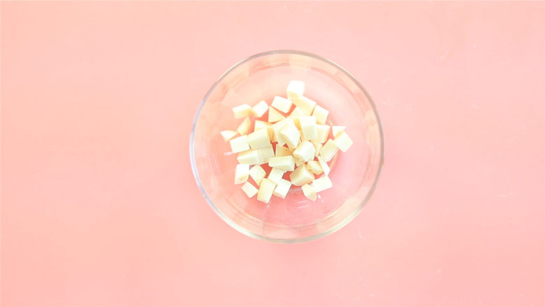 红豆芋艿汤,<a style='color:red;display:inline-block;' href='/shicai/ 2615'>芋艿</a>去皮切小块。
ps：<a style='color:red;display:inline-block;' href='/shicai/ 2615'>芋艿</a>外面的一层黏液会让皮肤过敏，在处理<a style='color:red;display:inline-block;' href='/shicai/ 2615'>芋艿</a>的时候最好带上手套哦~ 