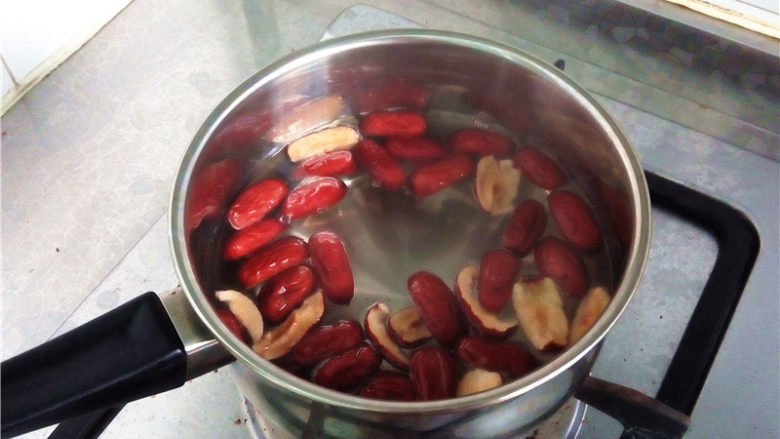 秋冬季养胃暖身最佳饮品--姜枣奶茶,煮沸后加入大枣(如果用生姜,水烧开煮沸后先加入姜片,略煮一会儿,水中能闻到浓郁的生姜味即可,再加入大枣)。