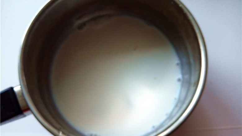 秋冬季养胃暖身最佳饮品--姜枣奶茶,将<a style='color:red;display:inline-block;' href='/shicai/ 219'>牛奶</a>倒入小奶锅中;