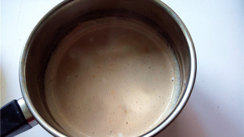 秋冬季养胃暖身最佳饮品--姜枣奶茶,煮至微微沸腾的状态即可关火;