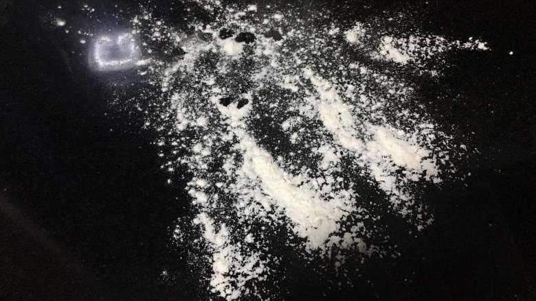 大地的礼物:南瓜全麦刀切,醒发的同时在案板上撒些干粉防粘。