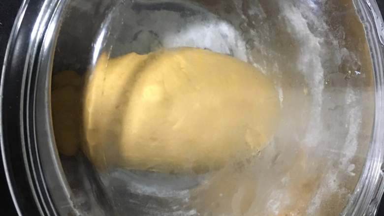 大地的礼物:南瓜全麦刀切,放在加盖的容器时醒发三分钟。