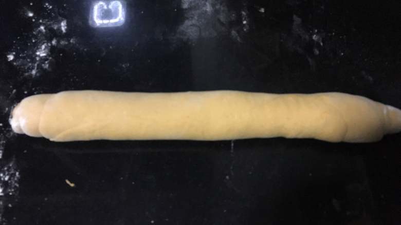大地的礼物:南瓜全麦刀切,将卷好的面棍揉搓得大约30厘米长。