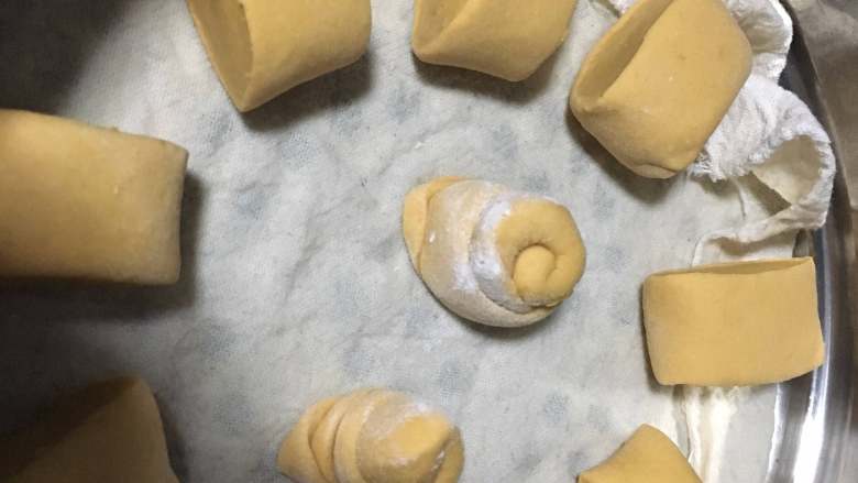 大地的礼物:南瓜全麦刀切,切成大约两个手指宽的面团,放在蒸架上。