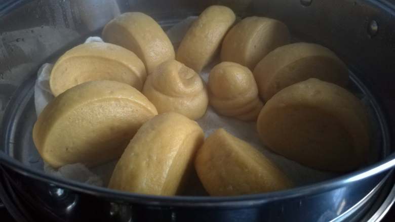 大地的礼物:南瓜全麦刀切,水开后,继续大火蒸18分钟。关火焖3分钟后开盖。