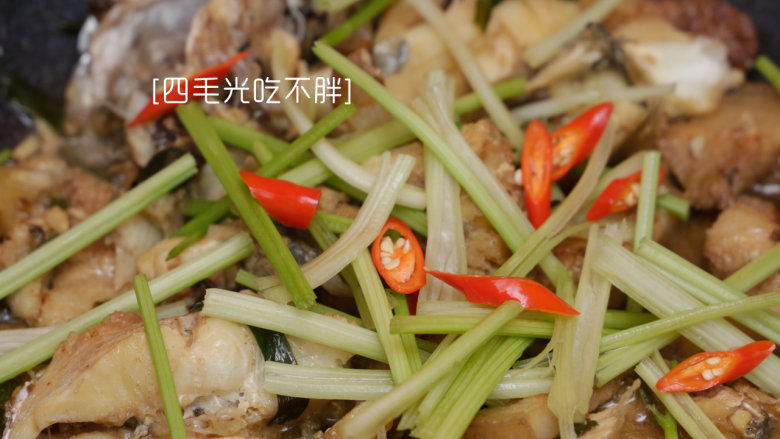 五花肉烧鱼,加入红辣椒和芹菜段翻炒；