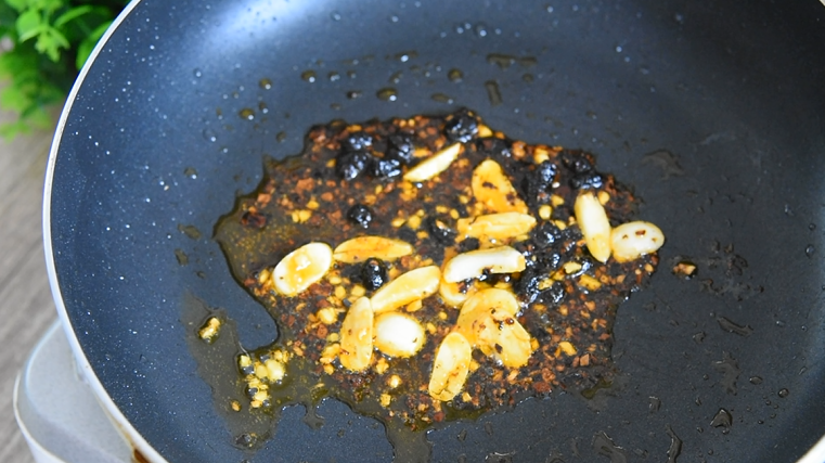 让米饭遭殃的风味鸡蛋做法“豆豉辣椒炒荷包蛋”,热锅冷油,打入鸡蛋,小火煎至两面熟透