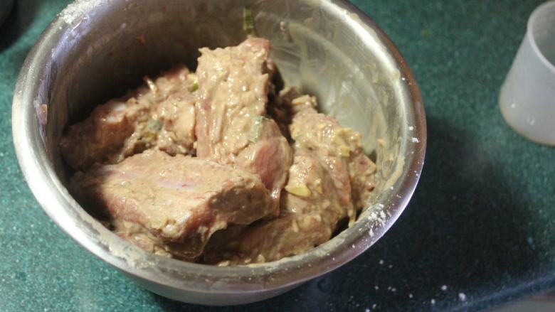 香酥排骨,拌好,每块排骨都沾上粉浆。