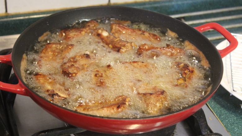 香酥排骨,翻面再炸1分钟。