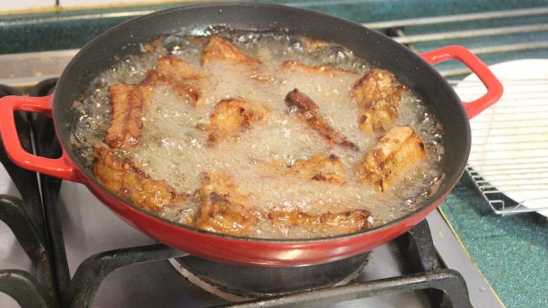 香酥排骨,转大火将油温加热至高温。放入排骨,复炸约1分钟后捞起。