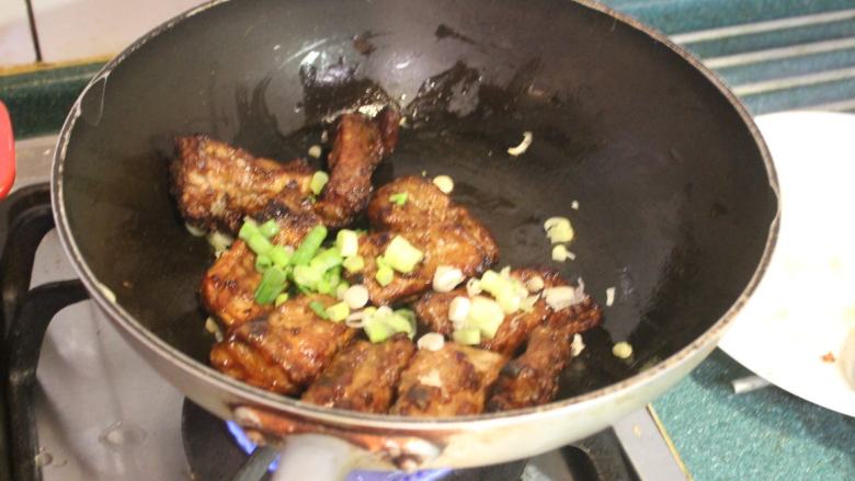 香酥排骨,放入炸好的排骨,拌炒一下,洒入葱花就可起锅。