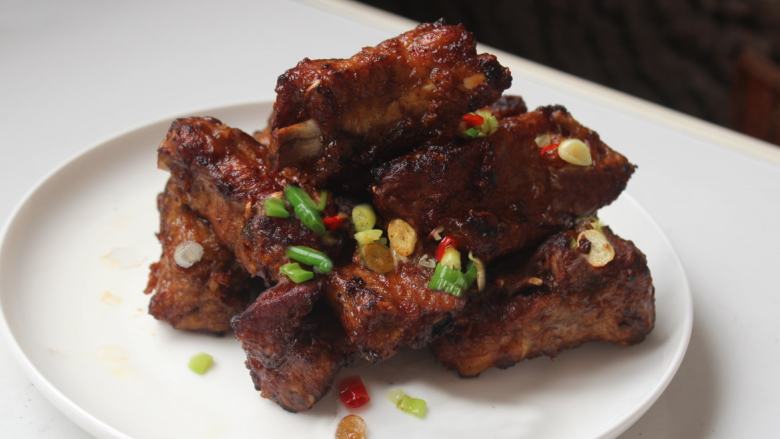 香酥排骨,将排骨摆盘上桌。排骨外皮酥香内里多汁入味,炒上蒜香辣味,吮指好吃!!