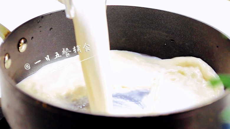 鹰嘴豆杏仁糊 宝宝辅食,营养高又快手的早餐, 破壁机2分钟打好!这个时间根据你的搅拌机决定。打好的糊汁倒入锅中煮。