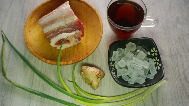 茶香红烧肉,提前将原材料准备好,普洱茶用开水冲泡好过滤取茶水待用,五花肉烧毛洗净待用