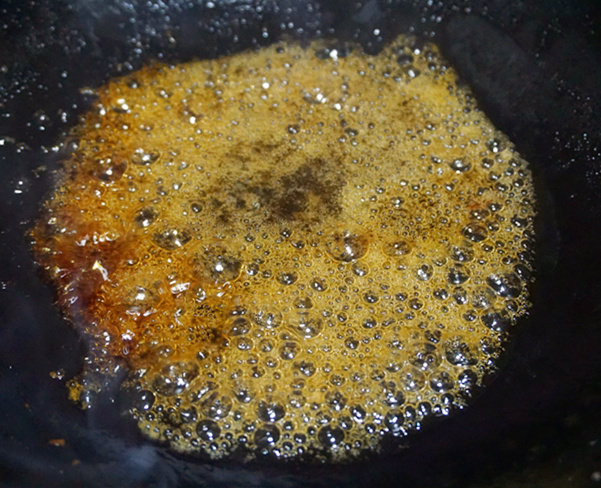 茶香红烧肉,锅内倒少量油,将<a style='color:red;display:inline-block;' href='/shicai/ 866'>冰糖</a>放入锅中小火炒糖色