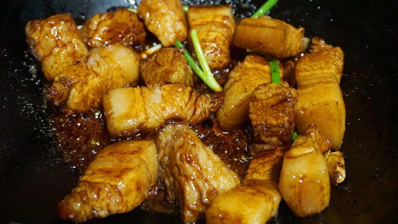 茶香红烧肉,把焯水过的五花肉放入锅中,小火炒使肉裹满糖色,放入葱段、姜片,倒<a style='color:red;display:inline-block;' href='/shicai/ 718'>料酒</a>