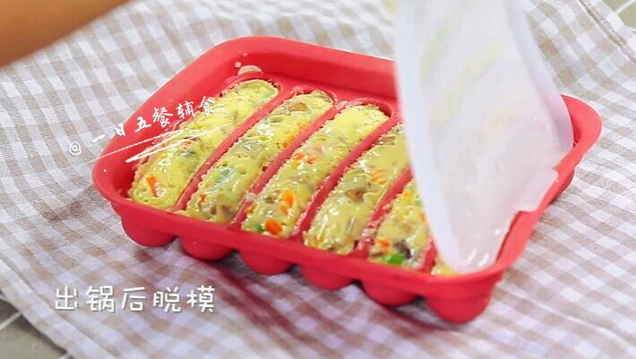 蔬菜蛋肠 宝宝辅食,口蘑+胡萝卜+黄椒+毛豆+鸡蛋+藕粉, 出锅后,稍微凉一点,将模具倒扣,香肠就全都出来了。