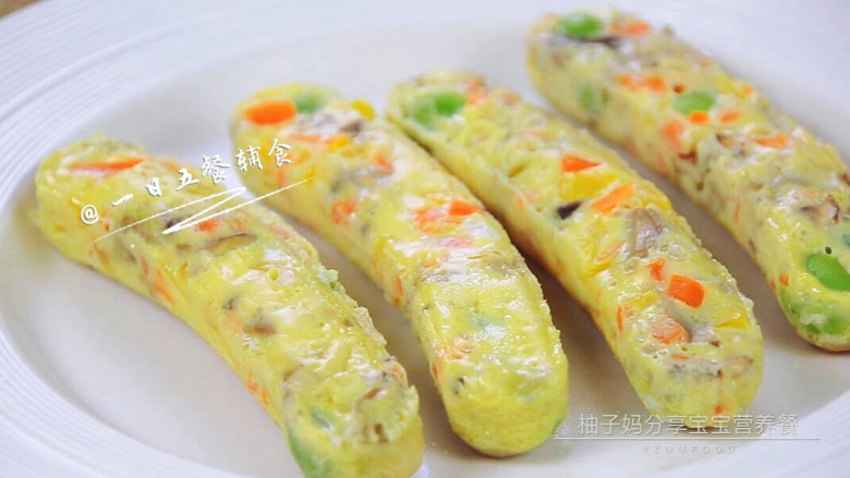 蔬菜蛋肠 宝宝辅食,口蘑+胡萝卜+黄椒+毛豆+鸡蛋+藕粉,没有这样的模具没关系,可以试试这款 鸡肉玉米芝士肠 15M+。另外用普通的碗或卡通模具都可以做这样蔬菜和蛋的组合,一样赢得宝宝的青睐哦。公众里之前有过鸡蛋蔬菜杯(12M+),就是类似的做法哦!
