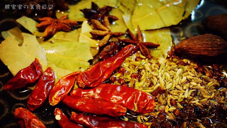 麻辣香锅 | 🌶辣，是饭桌上不可或缺的一味,制作香料油：重新起锅，加入<a style='color:red;display:inline-block;' href='/shicai/ 700'>花椒</a>、香叶、八角、草果、茴香、<a style='color:red;display:inline-block;' href='/shicai/ 86474'>干辣椒</a>，小火加热，过滤后留香料油备用。