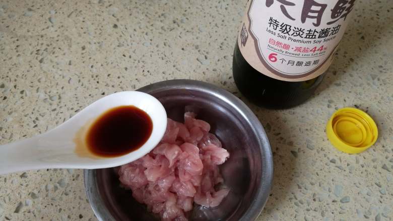 茄丁肉末,加入盐,六月鲜淡盐<a style='color:red;display:inline-block;' href='/shicai/ 692'>酱油</a>腌制下。