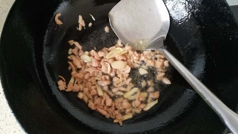 茄丁肉末,锅烧热,下油,油热下蒜片爆香再下瘦肉丁,翻炒至变色即捞出。