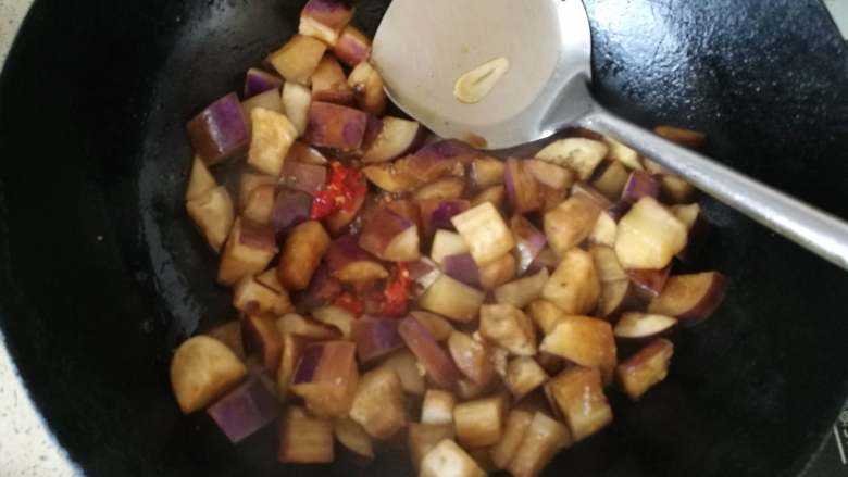 茄丁肉末,加入红辣椒。翻炒