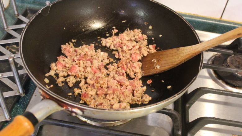 台南芋签粿,再放入绞肉,炒至绞肉变白。