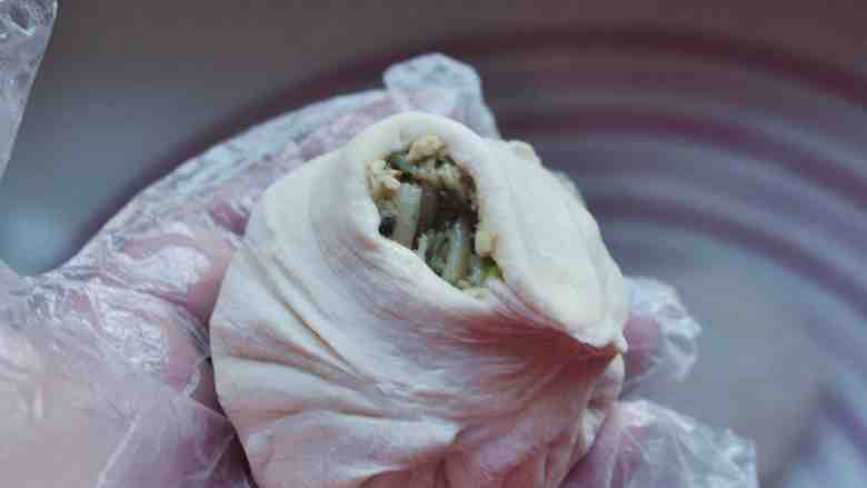 香菇、莲藕素馅饼,右手拇指推面皮的边缘,食指在前面捏折转圈收口