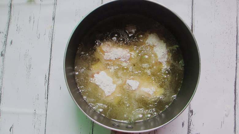 椒盐假排骨,小火炸制,注意及时翻面