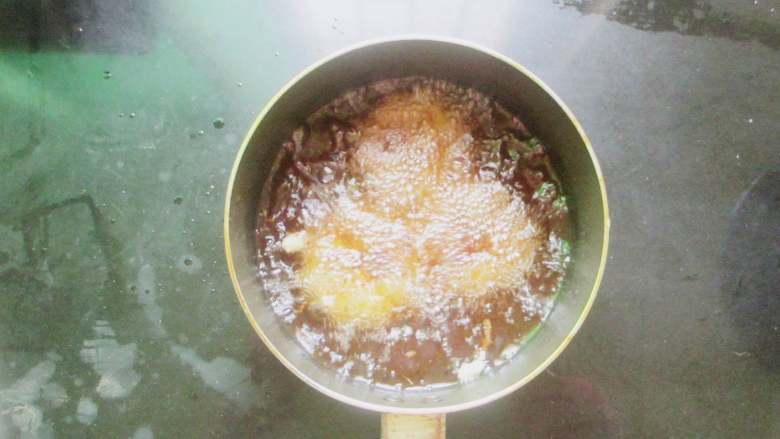 黄金土豆盒,入油锅大火炸,炸至金黄出锅
