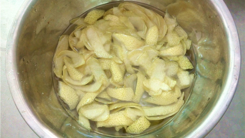 柚皮糖,倒入适量的水,搓洗一下,然后倒掉水,再用盐搓一搓,这个动作我重复了四次。