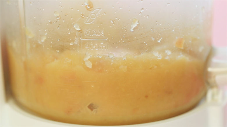 止泻水果泥,放入辅食机,搅打成泥。
ps:因为蒸的时候有很多水蒸气流入苹果中,8个月的宝宝可以不再用温水稀释。