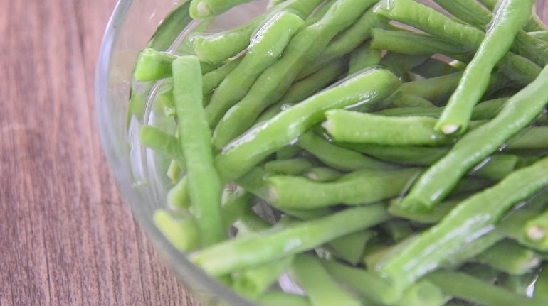 5分钟就能上饭桌，超级快手菜——麻酱蒜蓉豆角,捞出过凉备用